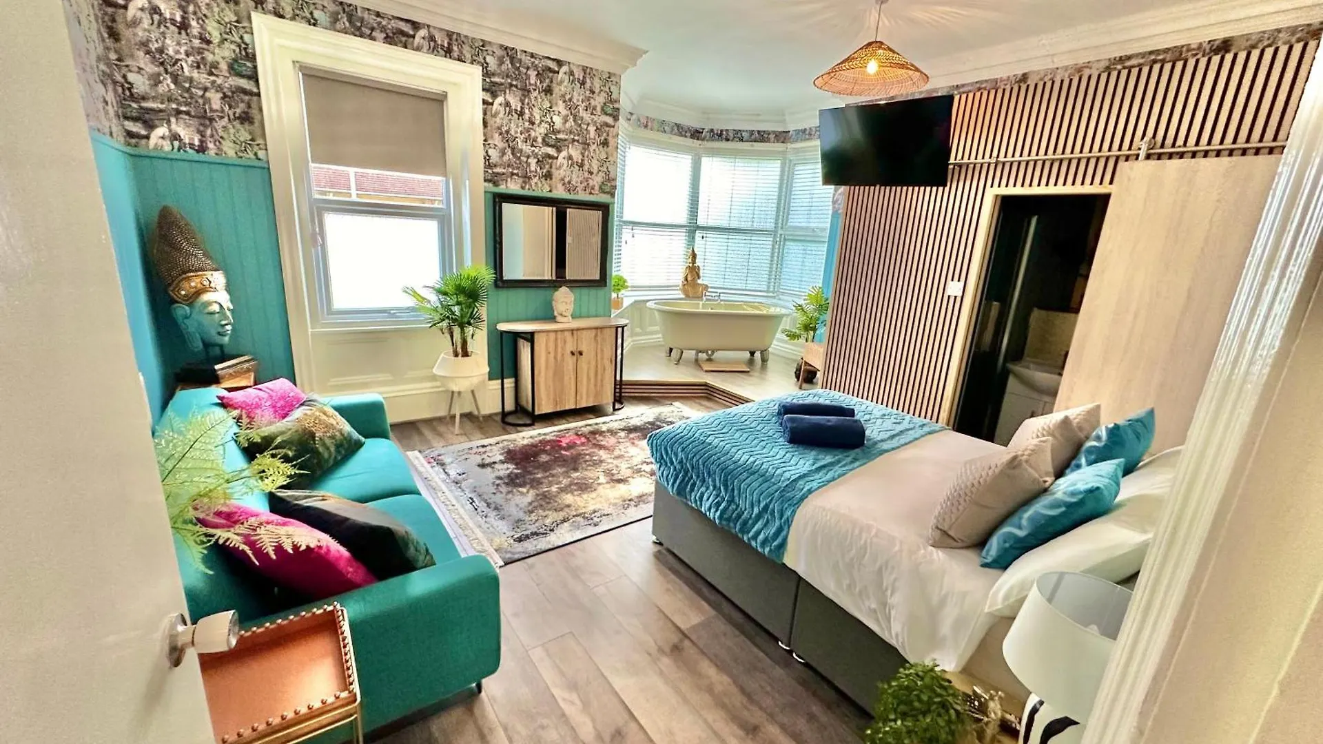 Blue Buddha - Lemur Lodge - Two Bedroom Apartment With Garden And Hot Tub - Free Parking - Close To The Beach Bournemouth 0*,  Verenigd Koninkrijk