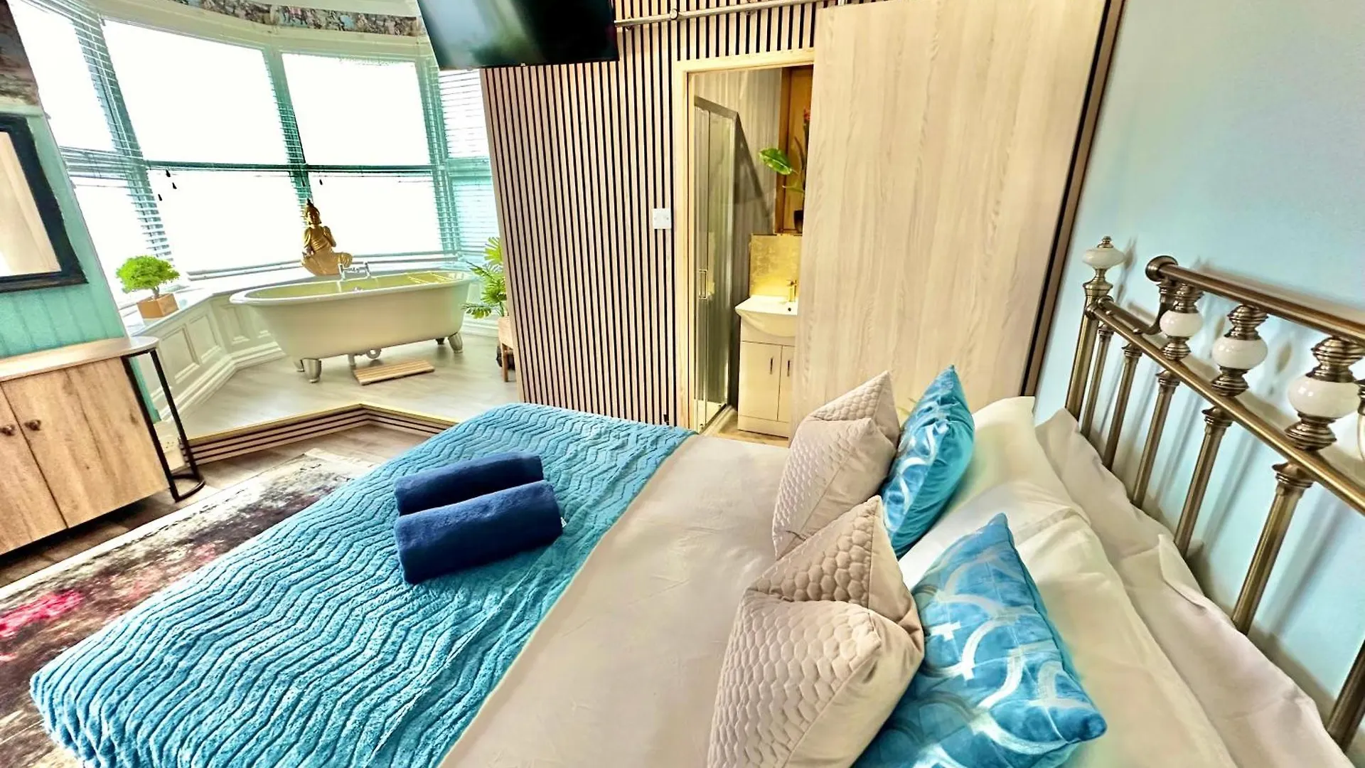 Blue Buddha - Lemur Lodge - Two Bedroom Apartment With Garden And Hot Tub - Free Parking - Close To The Beach Bournemouth