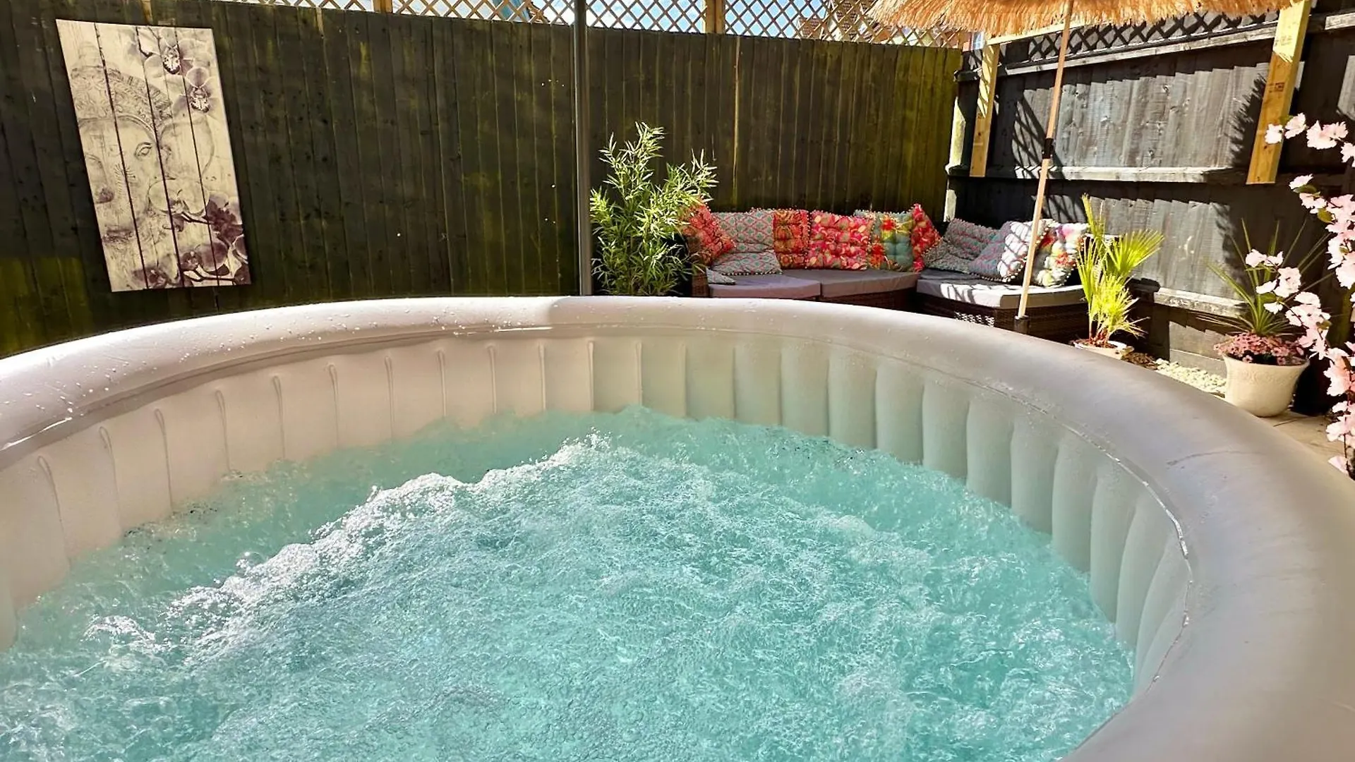 Blue Buddha - Lemur Lodge - Two Bedroom Apartment With Garden And Hot Tub - Free Parking - Close To The Beach Bournemouth Motel