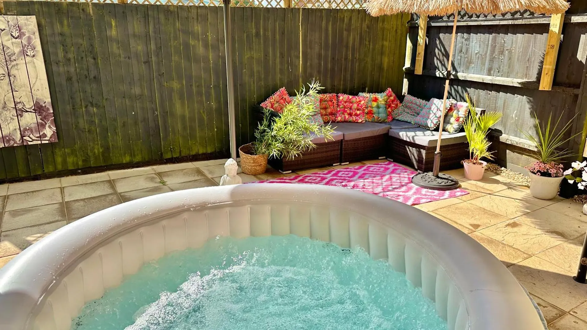Blue Buddha - Lemur Lodge - Two Bedroom Apartment With Garden And Hot Tub - Free Parking - Close To The Beach Bournemouth