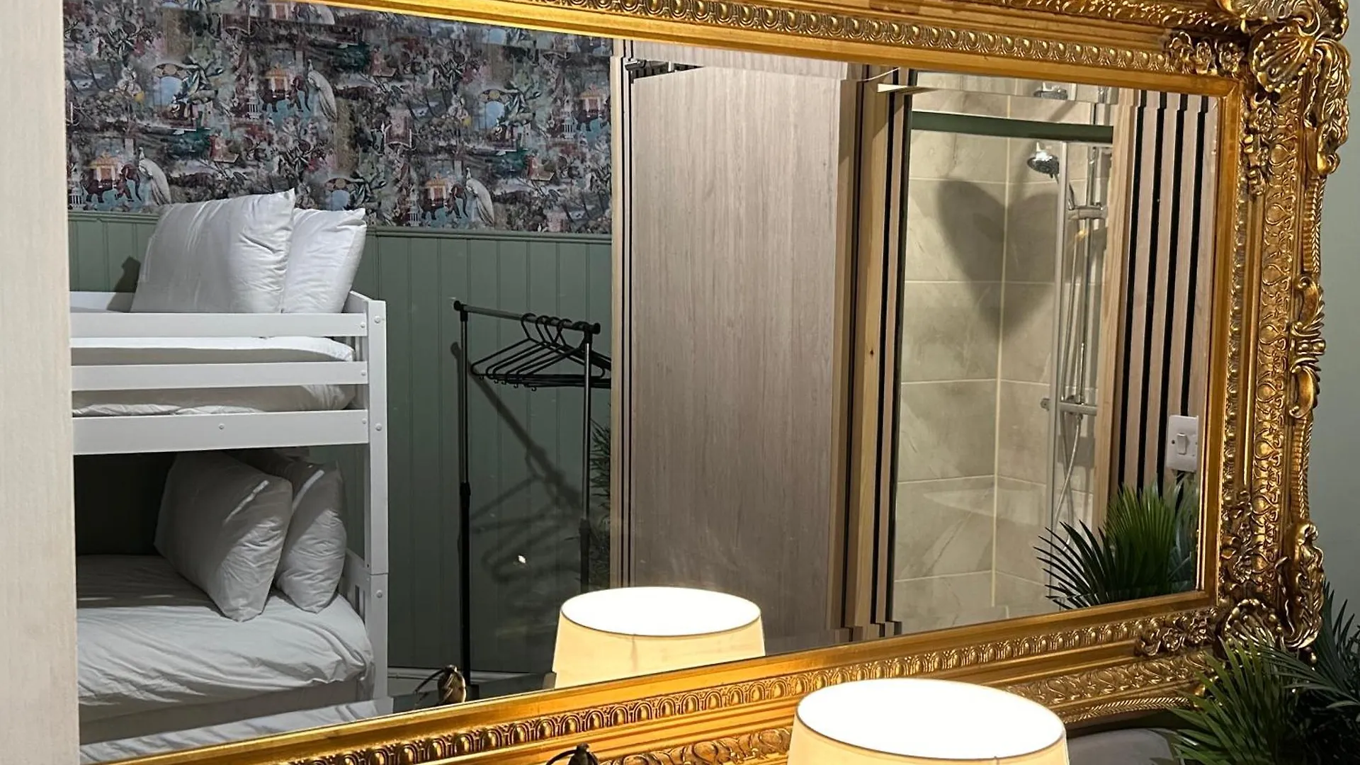 Blue Buddha - Lemur Lodge - Two Bedroom Apartment With Garden And Hot Tub - Free Parking - Close To The Beach Bournemouth 0*,  Verenigd Koninkrijk